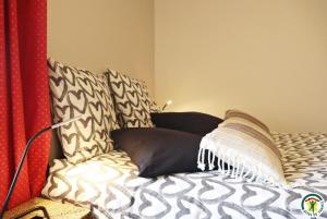 Saint-Martin-en-VercorsGîte BARD des OURS的一间卧室配有一张带黑白枕头的床