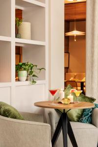 杜塞尔多夫杜塞尔多夫美利亚酒店的一张桌子,沙发上放着两杯葡萄酒