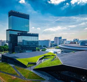 卡托维兹Katowice Gallery Center的城市建筑的绿色屋顶