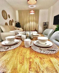 阿布扎比Yas Island canal 1- Formula 1, Entertainment, and Luxury Living!的客厅配有餐桌和餐具