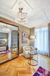 伊斯坦布尔Hotel De Reve Galata-Special Class的一间带镜子和床的客厅