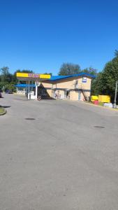 克雷廷加Trevena Kretinga的一座黄色和蓝色建筑的加油站