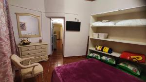加尔达尔Casa de Abuela Petra的一间卧室配有双层床和镜子