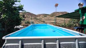 加尔达尔Casa de Abuela Petra的庭院中间的游泳池
