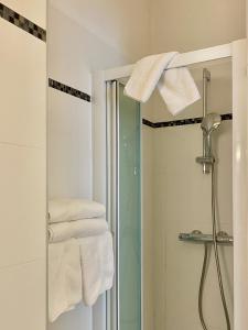波尔蒂乔博迪西欧酒店的一间带毛巾和淋浴头的浴室