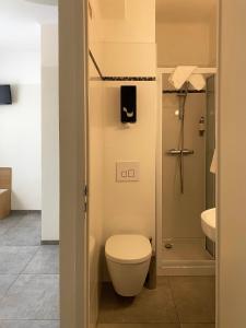 波尔蒂乔博迪西欧酒店的一间带卫生间和淋浴的浴室