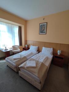 久洛D-酒店的酒店客房设有两张床和窗户。