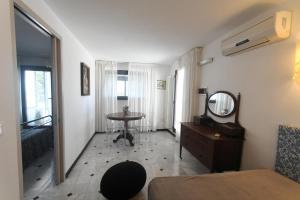 加拉托内坎皮拉提尼农家公寓式酒店的客房设有床、镜子和桌子