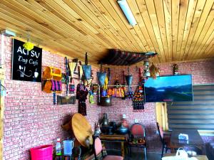 特拉布宗ACISU CAFE KONAKLAMA的一间设有砖墙、桌子和椅子的客房