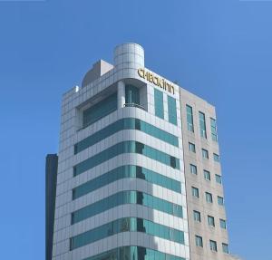 台北雀客旅馆台北南京的上面有铁 ⁇ 标志的建筑