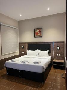 延布Hotel & Resort Golden Marina Yanbu的一间卧室,卧室内配有一张大床