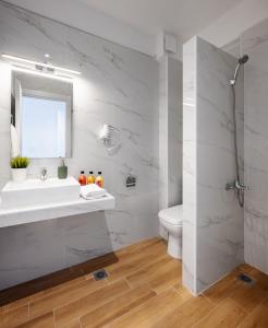 普萨克迪亚Aiora Suites by Booking Kottas的白色的浴室设有水槽和卫生间。