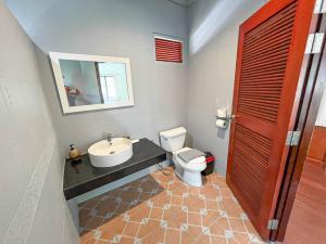 哈德姚TropiCoco Beach Resort Koh Phangan的一间带水槽、卫生间和镜子的浴室