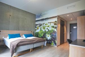 FillanHjorten Hotell Hitra的一间卧室配有一张壁画床