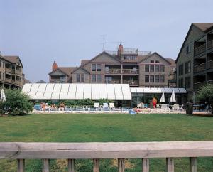 纽波特Club Wyndham Newport Onshore的一座大型建筑,前面设有一个游泳池