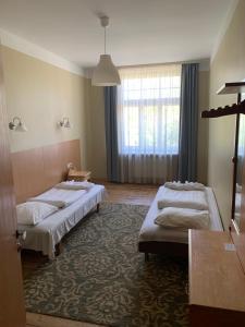 里加雅可布仁兹宾馆的客房设有两张床和窗户。