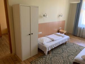 里加雅可布仁兹宾馆的一间卧室配有一张床和一个衣柜