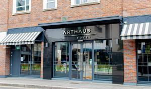 都柏林Arthaus Hotel的砖楼前的仓库,有玻璃门