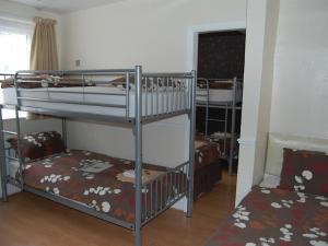布莱克浦亚特兰蒂斯酒店的客房设有两张双层床和一张沙发。