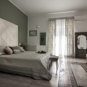 巴勒莫Ad Hoc Rooms的一间卧室设有一张大床和一个大窗户