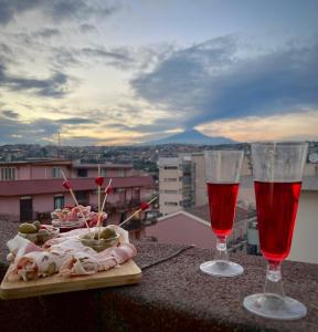 卡塔尼亚Lungomare panorama suite apartment的两杯酒,坐在一个有食物的帐篷上