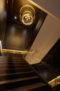 戈赖斯Hotel Castillo de Gorraiz&Spa的吊灯和天花板的楼梯