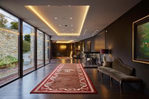 戈赖斯Hotel Castillo de Gorraiz&Spa的走廊上铺有红色地毯