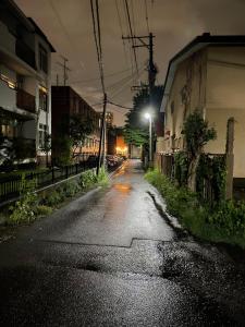 札幌Arura Sapporo的一条空的街道,晚上有街灯