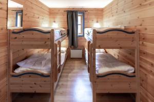 特吕西尔Bakkebyvegen 1D的小木屋内的一个房间,配有三张双层床