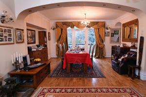 斯旺西Luxury Suite in quiet countryside location的客厅配有一张桌子和红色桌布