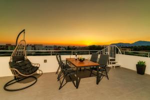 卡拉马基Ephantasy Living - Luxury home with roof garden的阳台的天井配有桌椅