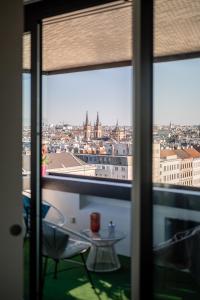维也纳Skyflats Vienna - Rooftop Apartments的从窗户可欣赏到城市美景
