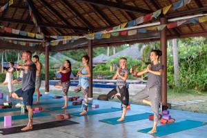 苏梅岛Satva Samui Yoga and Wellness Resort的瑜伽班的一群人