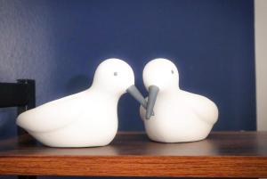 邓弗里斯Dumfries Apartment的桌上的两座鸟的白色雕像