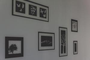 邓弗里斯Dumfries Apartment的墙上挂着动植物的照片