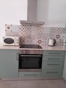 卡尔扎迈纳Cosy的厨房配有炉灶和微波炉。