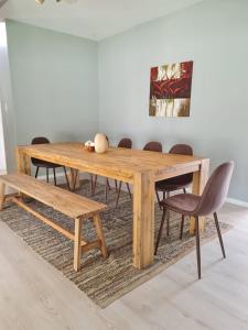 德班African Cycad Holiday Home的木餐桌和长凳
