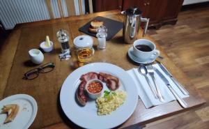 阿斯克The New Court Inn的一张桌子上放着一盘早餐食品