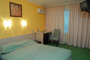 卡缅涅茨-波多利斯基波多利斯基卡米安奈斯七天酒店的配有一张床和一张书桌的酒店客房