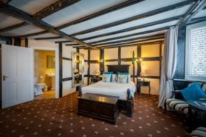 亨利因阿登The White Swan Hotel Bar & Restaurant的一间酒店客房 - 带一张床和一间浴室