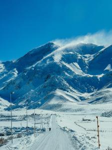 拉斯莱尼亚斯Mountain Aparts Cirrus的山前有一条路,有雪覆盖的山