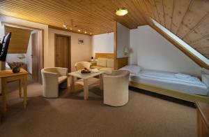 什平德莱鲁夫姆林崔鲁斯酒店的酒店客房带一张床、一张桌子和椅子