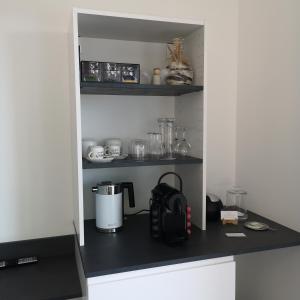 德廷根Haus Marvin的架子上的厨房台,配有咖啡壶