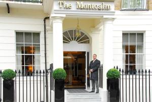 伦敦Montcalm Marble Arch的站在白色建筑门口的人