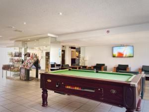 讷穆尔内木尔基里亚德酒店的一间在商店里设有台球桌的房间
