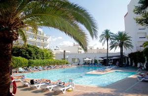 圣安东尼奥热带酒店的大型游泳池,那里有躺在躺椅上的人