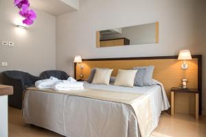 波里奥特米圣马蒂诺酒店的一间卧室配有一张大床和毛巾