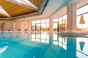 坎波菲利斯·迪·罗切Grand Palladium Sicilia Resort & Spa的一座带玻璃窗的游泳池