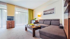科沃布热格Apartamenty Sun & Snow w Verano的带沙发和电视的客厅