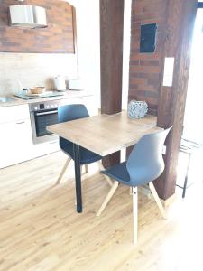 索恩堡Apartment, Boxspringbett, ruhige Lage, Kassel Nähe的厨房配有木桌和两把椅子